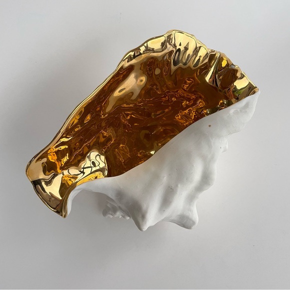 White Conch Shell with Gold Glaze Vase - Picture 9 of 16